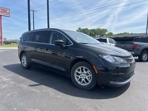 Used 2022 Chrysler Voyager LX FWD image 2