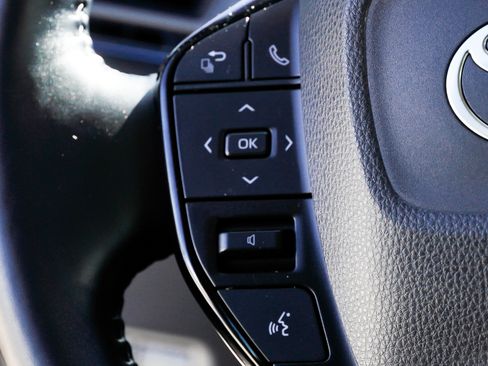 Used 2024 Toyota Prius XLE AWD/4WD image 32