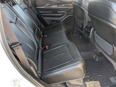 Used 2023 Jeep Grand Cherokee Limited w/ Black Appearance Package image 32