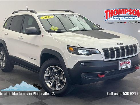 Used 2019 Jeep Cherokee Trailhawk w/ Cold Weather Group AWD/4WD image 1