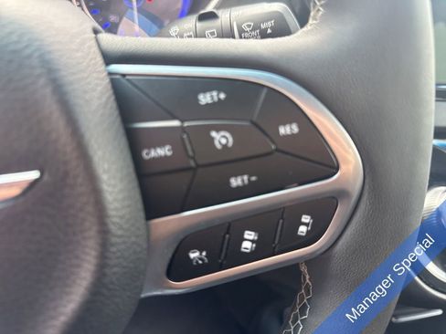 Used 2025 Chrysler Pacifica Select image 22