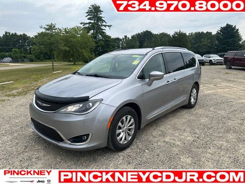 Used 2019 Chrysler Pacifica Touring-L FWD image 1
