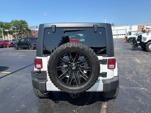 Used 2015 Jeep Wrangler Unlimited Sahara w/ Connectivity Group AWD/4WD image 6