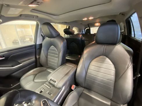 Used 2022 Toyota Highlander XLE AWD/4WD image 14