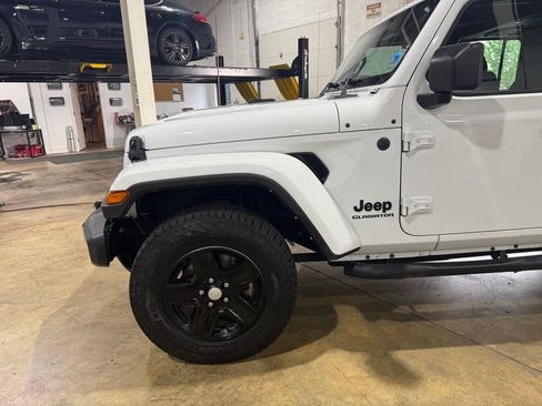 Used 2022 Jeep Gladiator Sport AWD/4WD image 8