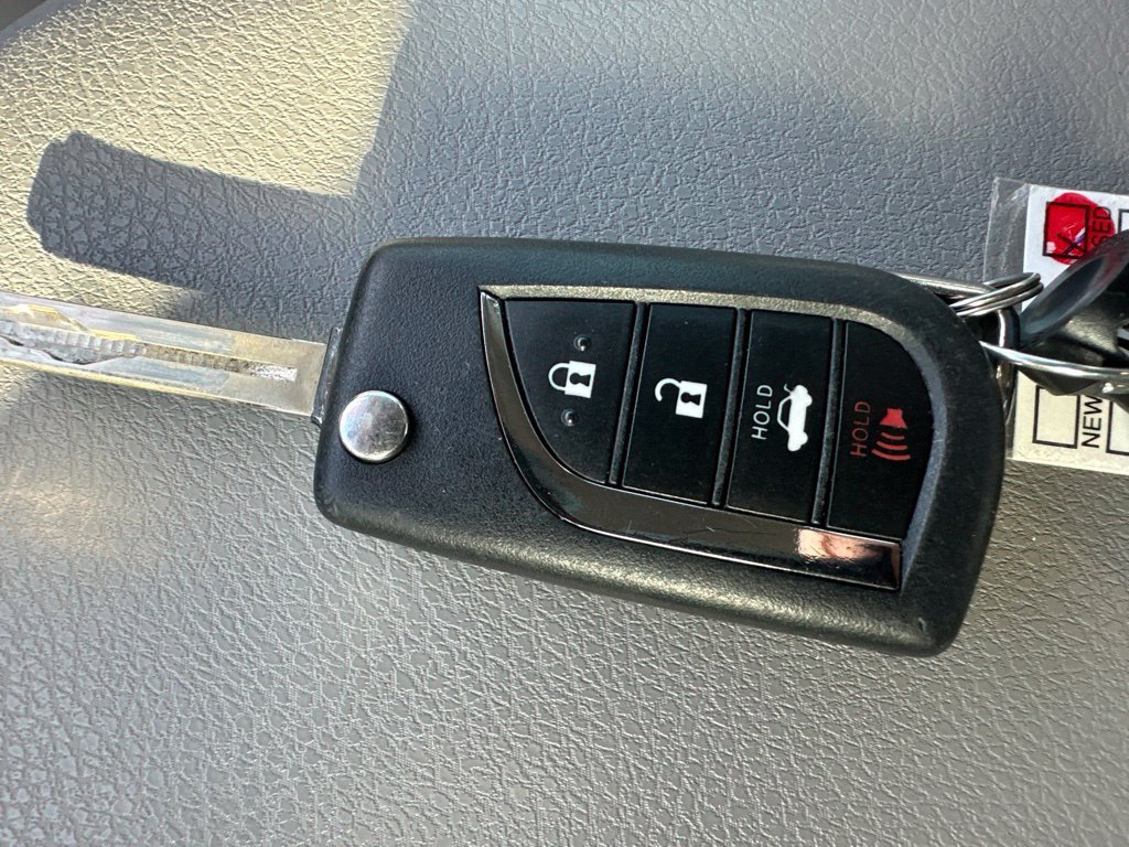 Used 2020 Toyota Camry SE FWD image 18