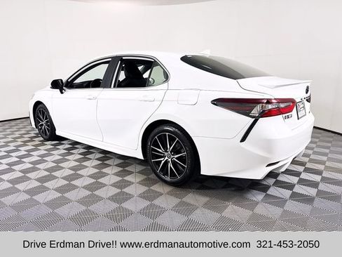 Used 2022 Toyota Camry SE w/ Audio Upgrade Package image 3