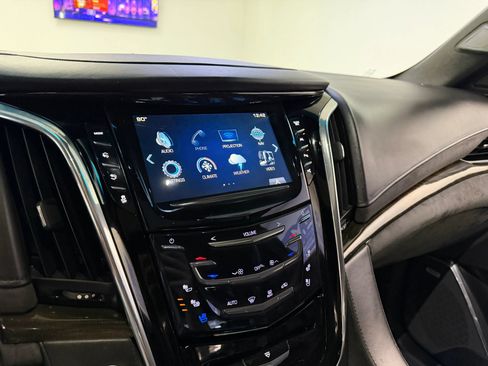 Used 2018 Cadillac Escalade Platinum RWD image 32