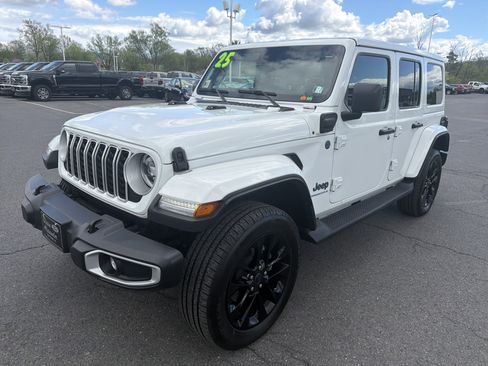 Used 2025 Jeep Wrangler Sahara AWD/4WD image 8