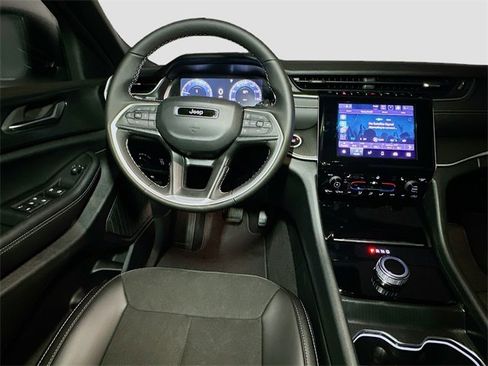 New 2025 Jeep Grand Cherokee Altitude image 27