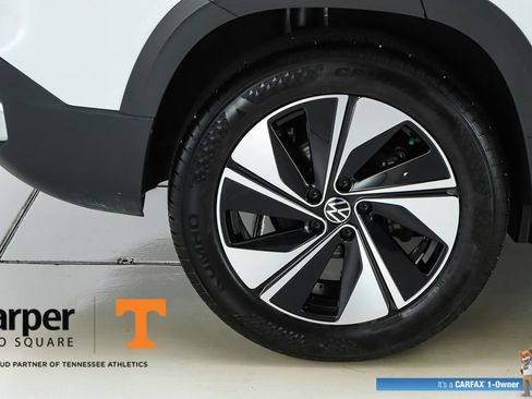 Used 2025 Volkswagen Taos SE w/ Panoramic Sunroof Package AWD/4WD image 13