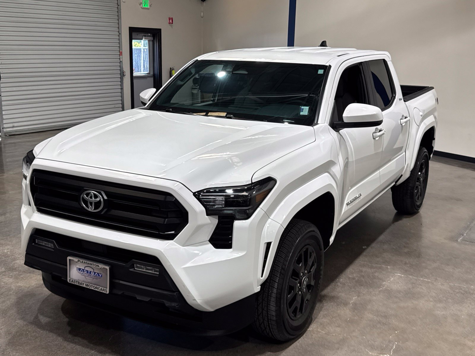 Used 2025 Toyota Tacoma SR5 AWD/4WD image 9