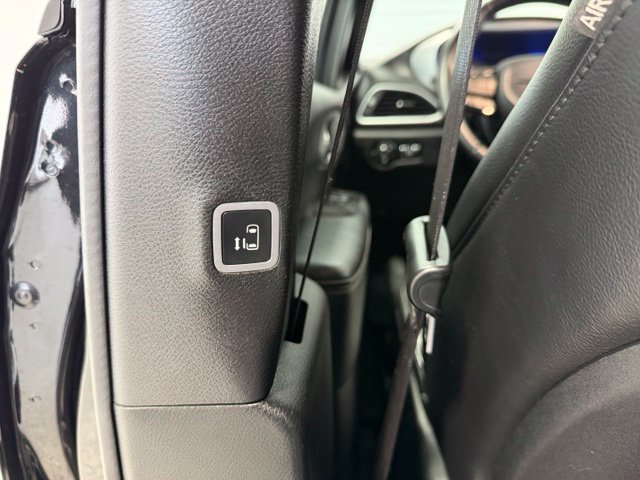 Used 2018 Chrysler Pacifica Touring-L w/ Premium Audio Group FWD image 31