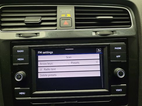 Used 2021 Volkswagen Golf 4-Door image 25