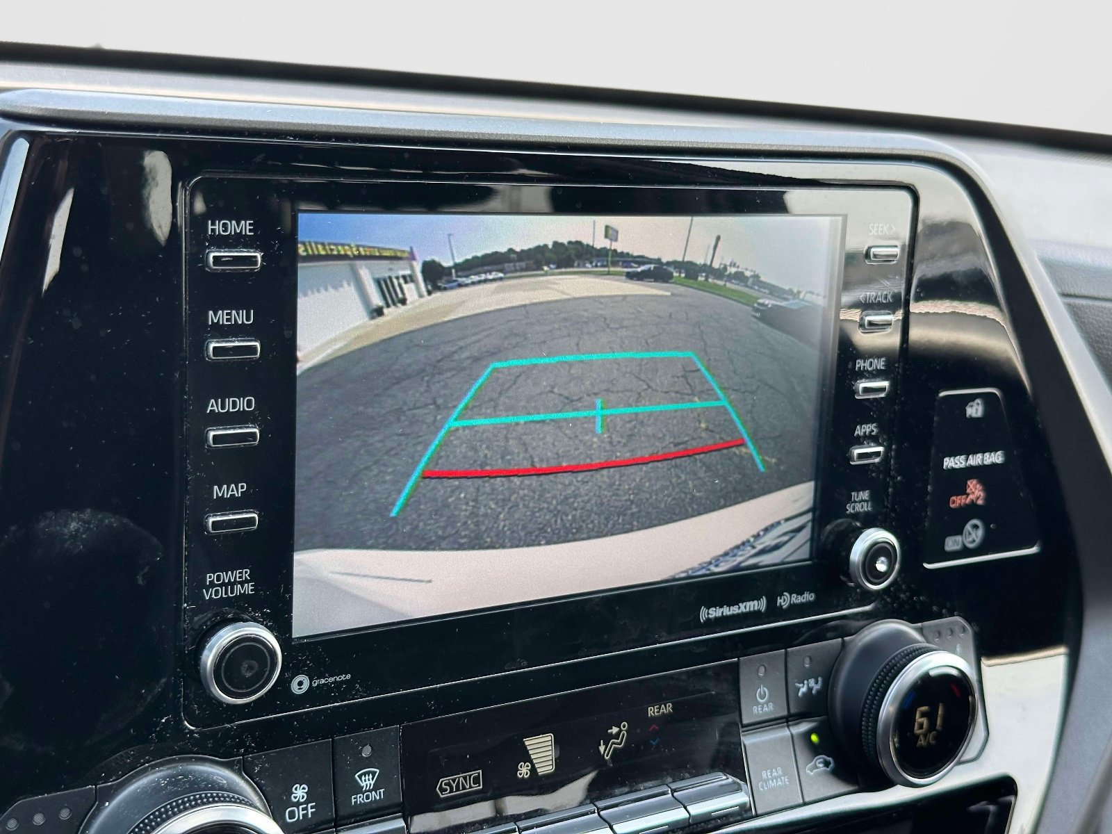 Used 2021 Toyota Highlander XLE AWD/4WD image 21