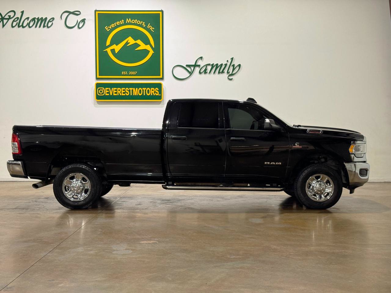 Used 2022 RAM 2500 Tradesman w/ Chrome Appearance Group AWD/4WD image 2