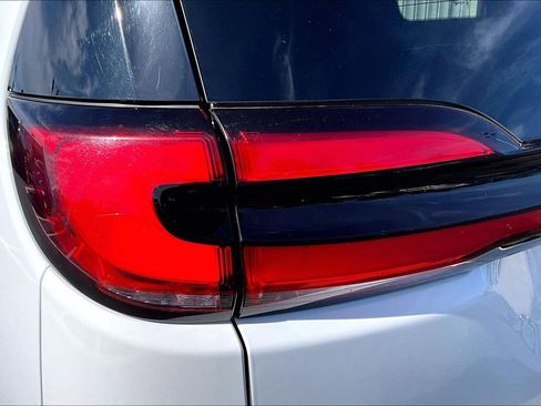 Used 2023 Chrysler Pacifica Limited image 23