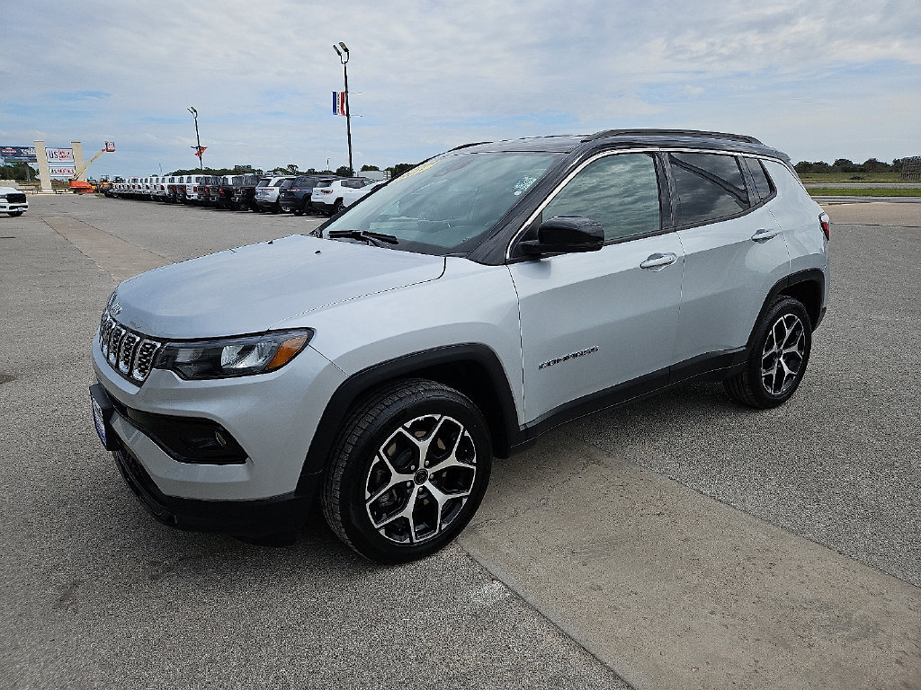 Used 2025 Jeep Compass Limited AWD/4WD image 2