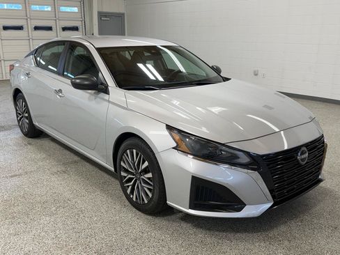 Used 2025 Nissan Altima 2.5 SV FWD image 6