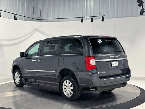 Used 2016 Chrysler Town & Country Touring w/ Driver Convenience Group FWD image 10