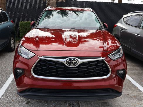 Used 2023 Toyota Highlander Limited FWD image 5