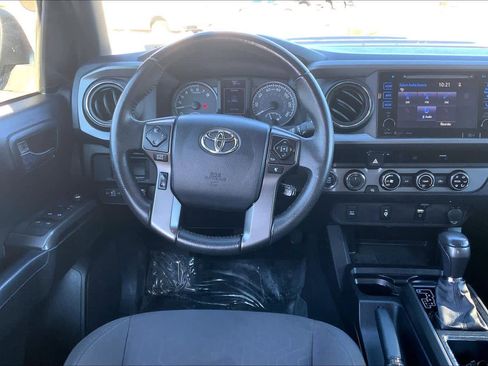 Used 2017 Toyota Tacoma TRD Sport w/ Tow Package (A/T) image 6