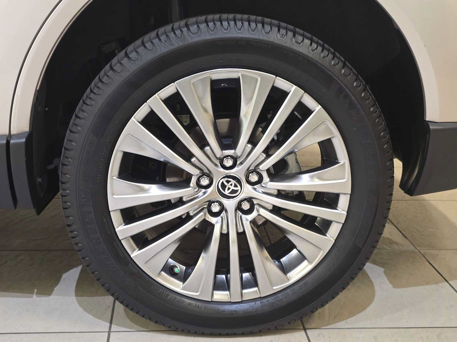 Certified 2021 Toyota Venza XLE AWD/4WD image 8