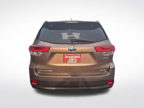 Used 2018 Toyota Highlander XLE AWD/4WD image 6