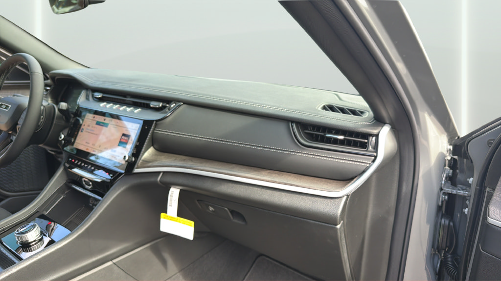 New 2027 Jeep Grand Cherokee Altitude RWD image 28