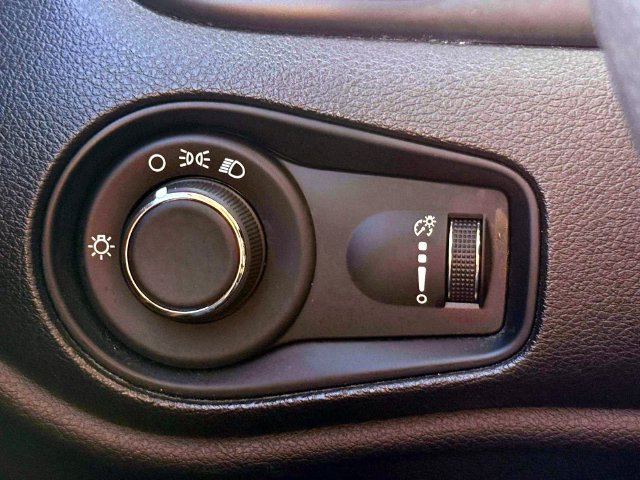 Certified 2023 Jeep Renegade Latitude AWD/4WD image 19