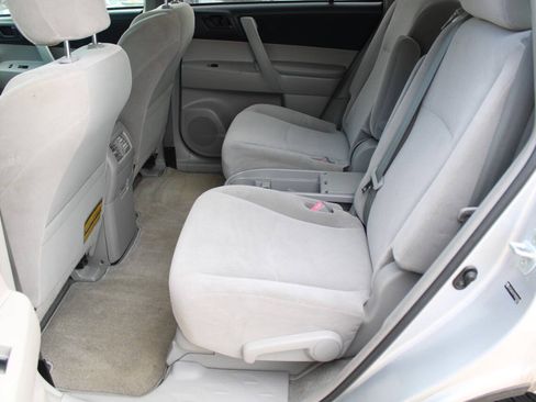 Used 2009 Toyota Highlander 2WD w/ Cold Weather Pkg image 12