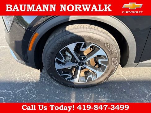 Used 2025 Kia Sportage EX FWD image 10