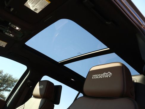 New 2026 Chevrolet Suburban High Country image 25