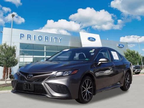 Used 2024 Toyota Camry SE image 1