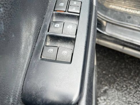 Used 2019 Toyota Highlander XLE FWD image 12