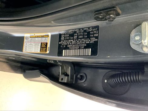 Certified 2025 Hyundai Venue SEL FWD image 33