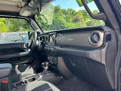 Used 2019 Jeep Wrangler Unlimited Sahara AWD/4WD image 8