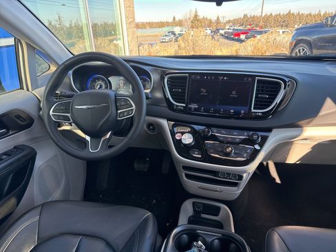Used 2024 Chrysler Pacifica Touring-L image 16