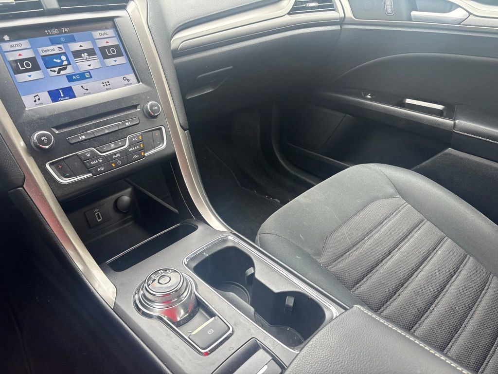 Used 2017 Ford Fusion SE w/ Fusion SE Technology Package FWD image 20