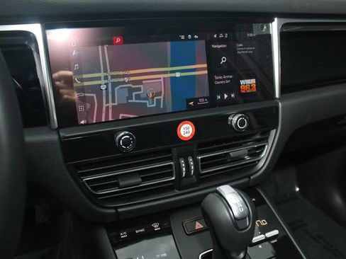 Certified 2025 Porsche Macan image 18