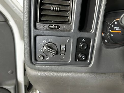 Used 2004 Chevrolet Silverado 2500 LS w/ Heavy-Duty Power Package RWD image 16