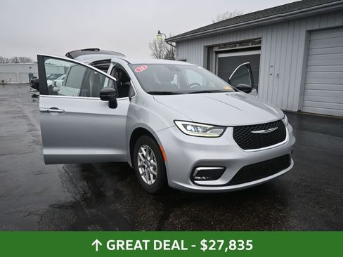 Used 2024 Chrysler Pacifica Touring-L image 48