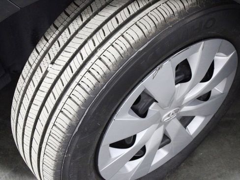 Used 2021 Toyota Corolla L image 37