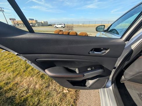 Used 2024 Nissan Altima 2.5 SR image 12