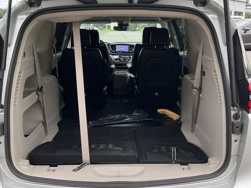 Used 2024 Chrysler Pacifica Touring-L FWD image 26