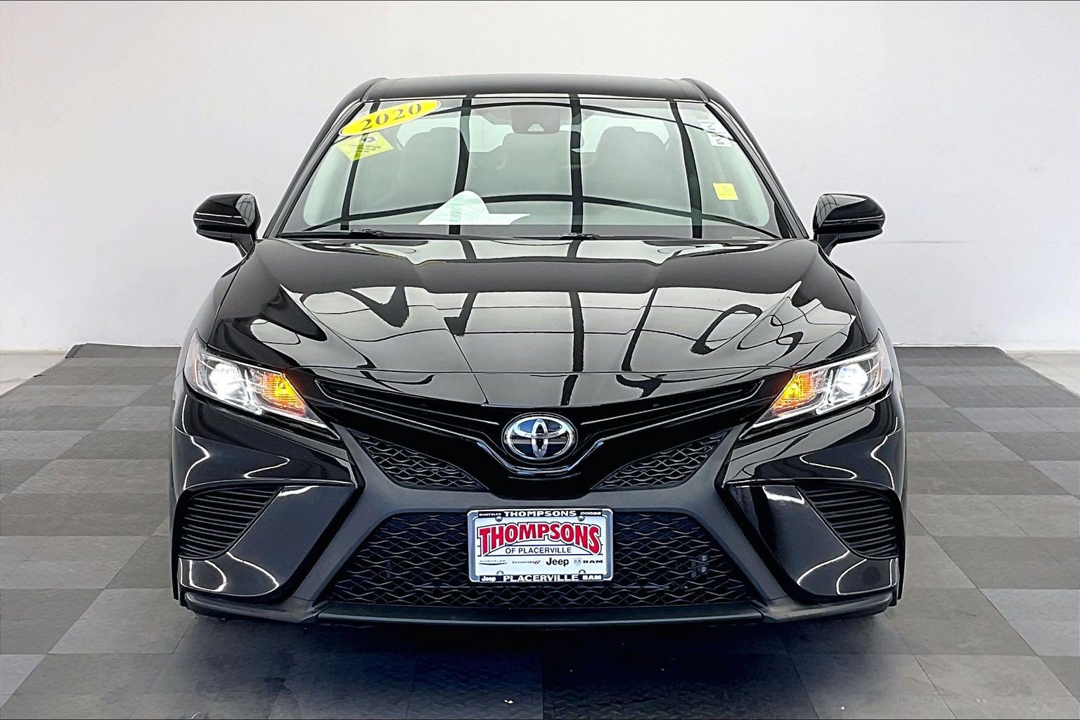 Used 2020 Toyota Camry SE FWD image 2
