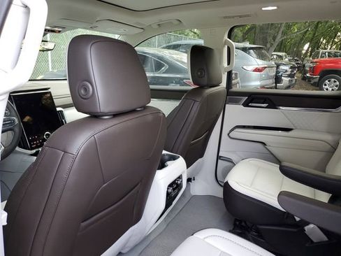 Used 2024 GMC Acadia Denali w/ Super Cruise Package image 9