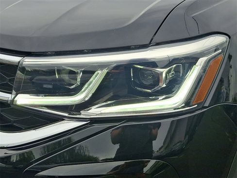 Used 2023 Volkswagen Taos SEL image 9