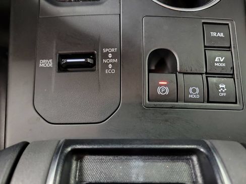 Used 2023 Toyota Highlander XLE AWD/4WD image 19