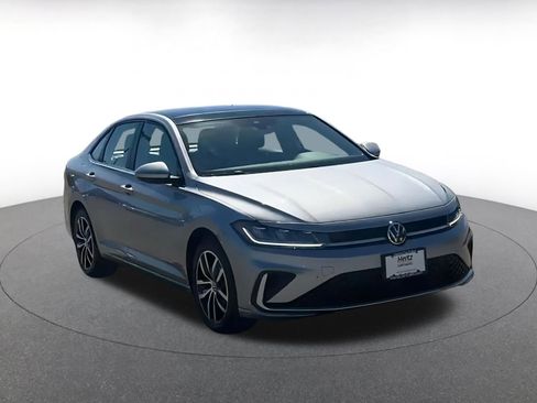 Used 2025 Volkswagen Jetta SE image 3